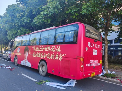 伊利大巴车车体广告 - 专业定制，打造独特品牌宣传